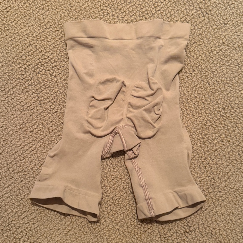 NWOT SKIMS booty lift sculpting shorts xxs